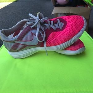 PINK NIKE LUNARLON LIGHT RUNNING SHOES